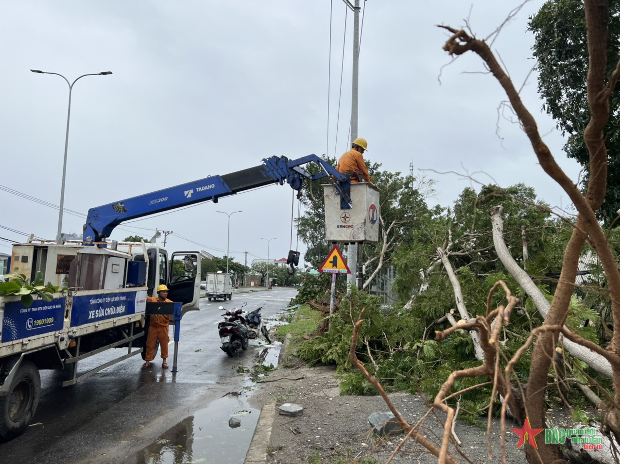 Điện lực miền Trung khắc phục hậu quả bão số 4